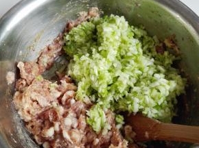 西葫芦丝剁碎，攥掉少许的水分，不要使劲啊，留着西葫芦的水分调肉馅