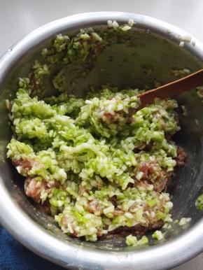 加入适量的植物油，搅拌均匀即可