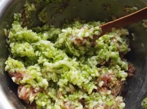 加入适量的植物油，搅拌均匀即可