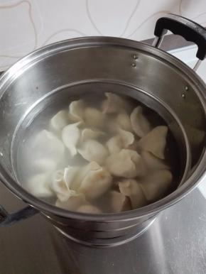 锅中入宽水，水开后下入饺子，用勺子推匀