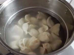 锅中入宽水，水开后下入饺子，用勺子推匀