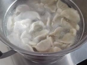 连煮三次开锅，点少许凉水，再次煮开，捞出