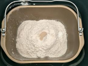 面包机放入除黄油以外的面团材料(上述刷面的除外)
启动和面程序揉成光滑的面团