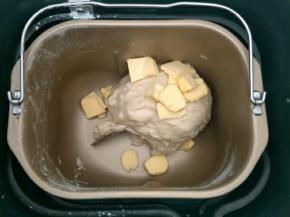 加入软化的黄油揉到完全阶段