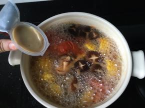 加一个浓汤宝，也可以自己熬骨头汤