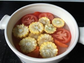 玉米番茄切片加适量水煮开