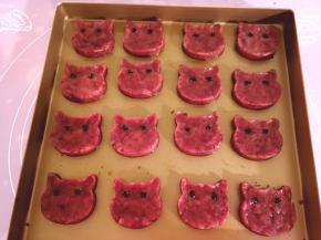 压平，所以的都压好，将蛋液涂眼睛部位，将黑芝麻做眼睛，