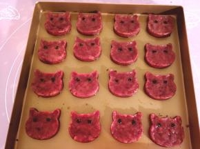 压平，所以的都压好，将蛋液涂眼睛部位，将黑芝麻做眼睛，