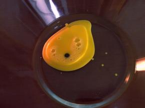 准备一个碗，玉米油，鸡蛋液都放入