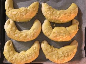 将杏仁30g白糖15g.蛋白3g混合搅拌撒在面包上