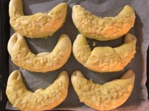 将杏仁30g白糖15g.蛋白3g混合搅拌撒在面包上