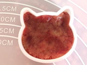 准备一个磨具，将25g一个压入磨具中