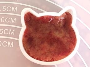 准备一个磨具，将25g一个压入磨具中