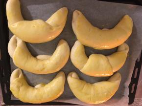 将鸡蛋液刷表面