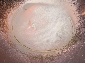 将中粉，低粉，泡打粉过筛加入