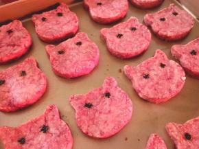 来个近景，可爱猫咪饼干就好了