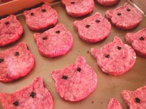 来个近景，可爱猫咪饼干就好了