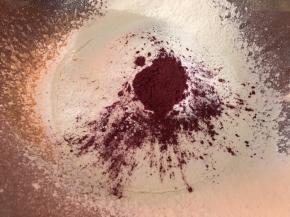 将红曲粉加入
