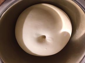 用手粘面粉，按下面不回缩就好了