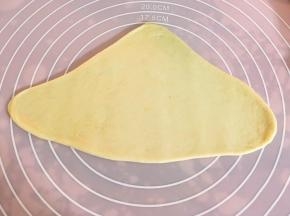 将面松弛十分钟，均匀分6个大小，擀面两边耳朵