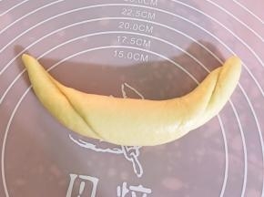 在将其卷起来。两边搓牛角型
