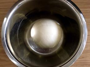 启动和面功能，十分钟后加入黄油，盐，在启动十分钟，揉至出手套膜，拿出来揉圆，放碗里