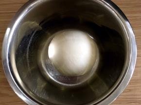 启动和面功能，十分钟后加入黄油，盐，在启动十分钟，揉至出手套膜，拿出来揉圆，放碗里