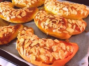 杏仁面包出炉啦来个特写