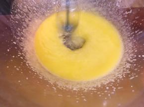 用打蛋器将其打散