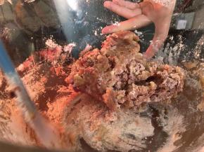 用刮刀将所以材料搅拌均匀