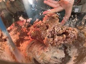 用刮刀将所以材料搅拌均匀