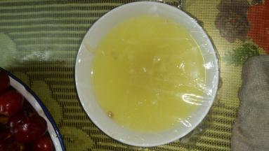 柠檬榨汁待用，使用的时候需要过筛（去除果肉及果核）。
覆盆子用工具（我用刮刀）压碎，不用太纠结，碎了就行。加入冰糖、柠檬汁，搅拌均匀。