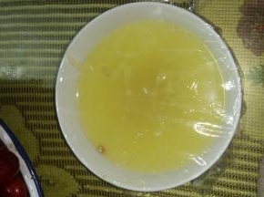 柠檬榨汁待用，使用的时候需要过筛（去除果肉及果核）。
覆盆子用工具（我用刮刀）压碎，不用太纠结，碎了就行。加入冰糖、柠檬汁，搅拌均匀。
