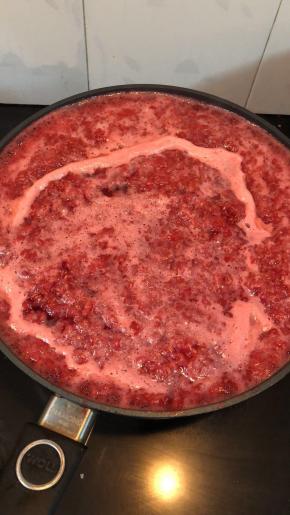 倒入锅中加热。 最边煮边搅拌。
煮开后大火改中小火（熬制初期有些浮沫，去不去掉都问题不大，到了后面自然会消失），熬制30~40分钟，期间一定要不停搅拌。
这有2点提示：
1，不搅拌很容易糊。
2，不搅拌果酱马上就会渐得到处都是，我自己就被烫到过。