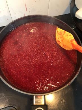 熬到怎样的程度，其实要看个人爱好，我个人建议是：至少要1锅熬成1/2锅。 我有时候甚至会熬到1/3锅，因为果酱含水量越低，保质期越久。图示为1/2锅不到一点。