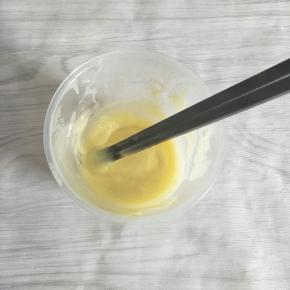 刷面的黄油和炼乳隔温水融化一起