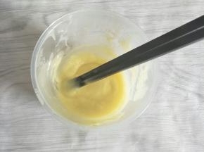 刷面的黄油和炼乳隔温水融化一起