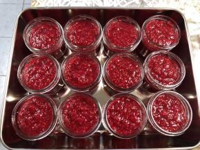 关火后，趁热倒入提前清洗、用开水烫过、晾干（确保无水）的瓶子中，热的时候就盖起来。 冷了之后可以冷藏。  通常可以保存至少半年。