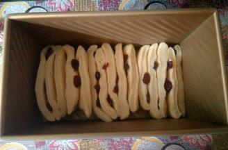 把面团切成4份，竖着排入吐司模具进行第二次发酵