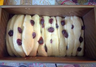 发酵到模具八九分满，刷一层蛋液