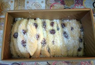 撒上适量椰蓉，放入预热好的烤箱底层180度烤40分钟