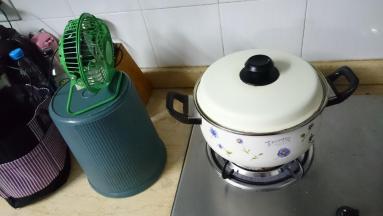 几点说明：
1. 我个人不是很爱吃甜，所以，方子上的糖不多，如果爱好甜口的可以调整到300g糖。
2. 有些不爱吃果子里的籽儿的，可以用料理机打碎果肉后把籽儿过滤出去。
3. 覆盆子清洗后沥水要仔细一些，因为它像个小碗，里面会有藏水。
4. 如果要加快进程，一方面可以使用广口锅，另一方面可以再边上放一个小电风扇。
5. 第一次熬，建议带个手套。。。。曾经被烫得感觉肉都快熟了。