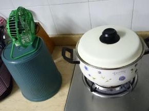 几点说明：
1. 我个人不是很爱吃甜，所以，方子上的糖不多，如果爱好甜口的可以调整到300g糖。
2. 有些不爱吃果子里的籽儿的，可以用料理机打碎果肉后把籽儿过滤出去。
3. 覆盆子清洗后沥水要仔细一些，因为它像个小碗，里面会有藏水。
4. 如果要加快进程，一方面可以使用广口锅，另一方面可以再边上放一个小电风扇。
5. 第一次熬，建议带个手套。。。。曾经被烫得感觉肉都快熟了。