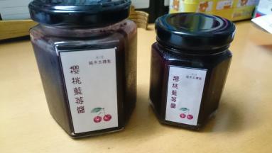 其他果酱：
1. 果肉（注意是1000应该是果肉重量）、糖、柠檬比不变。
2. 蓝莓果酱、车厘子果酱，以及蓝莓&车厘子复合果酱，每1000g果肉，应该加入半个柠檬皮的碎屑（用料理机打碎）
3. 单独的车厘子果酱不如加了蓝莓的好吃，比例为车厘子5:1蓝莓。
4. 草莓果酱和覆盆子做法一样，不需要加果皮。而且以前做过的草莓果酱不知道是不是连柠檬汁都没加的缘故，放到2个月以后，会开始褪色！ 没错，就是褪色，从鲜红退成粉红色。

还有什么问题，一起探讨吧