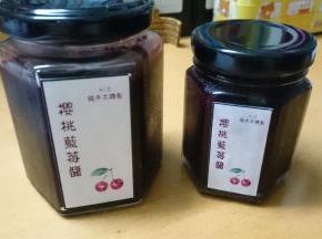 其他果酱：
1. 果肉（注意是1000应该是果肉重量）、糖、柠檬比不变。
2. 蓝莓果酱、车厘子果酱，以及蓝莓&车厘子复合果酱，每1000g果肉，应该加入半个柠檬皮的碎屑（用料理机打碎）
3. 单独的车厘子果酱不如加了蓝莓的好吃，比例为车厘子5:1蓝莓。
4. 草莓果酱和覆盆子做法一样，不需要加果皮。而且以前做过的草莓果酱不知道是不是连柠檬汁都没加的缘故，放到2个月以后，会开始褪色！ 没错，就是褪色，从鲜红退成粉红色。

还有什么问题，一起探讨吧