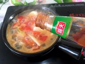 加入适量番茄酱酥煲中