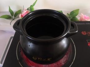 准备一个煲，放600毫升水