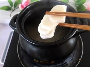 将年糕，切片，提前温水浸泡一会，放入年糕