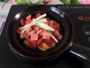 将大葱洗净切段放入