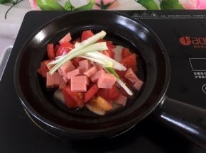 将大葱洗净切段放入